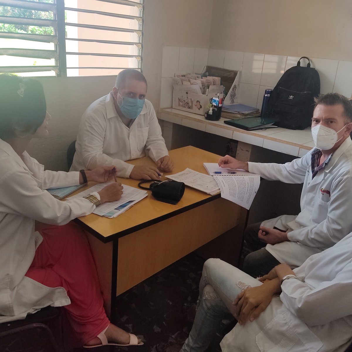 c_vdhe's tweet photo. #PorCiroRedondoTodo Examen de pase de año en Cacahual de los Dr Reinaldo y Ariel residentes en 1ro y 2do año de Medicina General Integral #LatirAvileño @VdamCiro @DmsCiro #CubaViveyVence @japortalmiranda https://t.co/69mVMhalHI