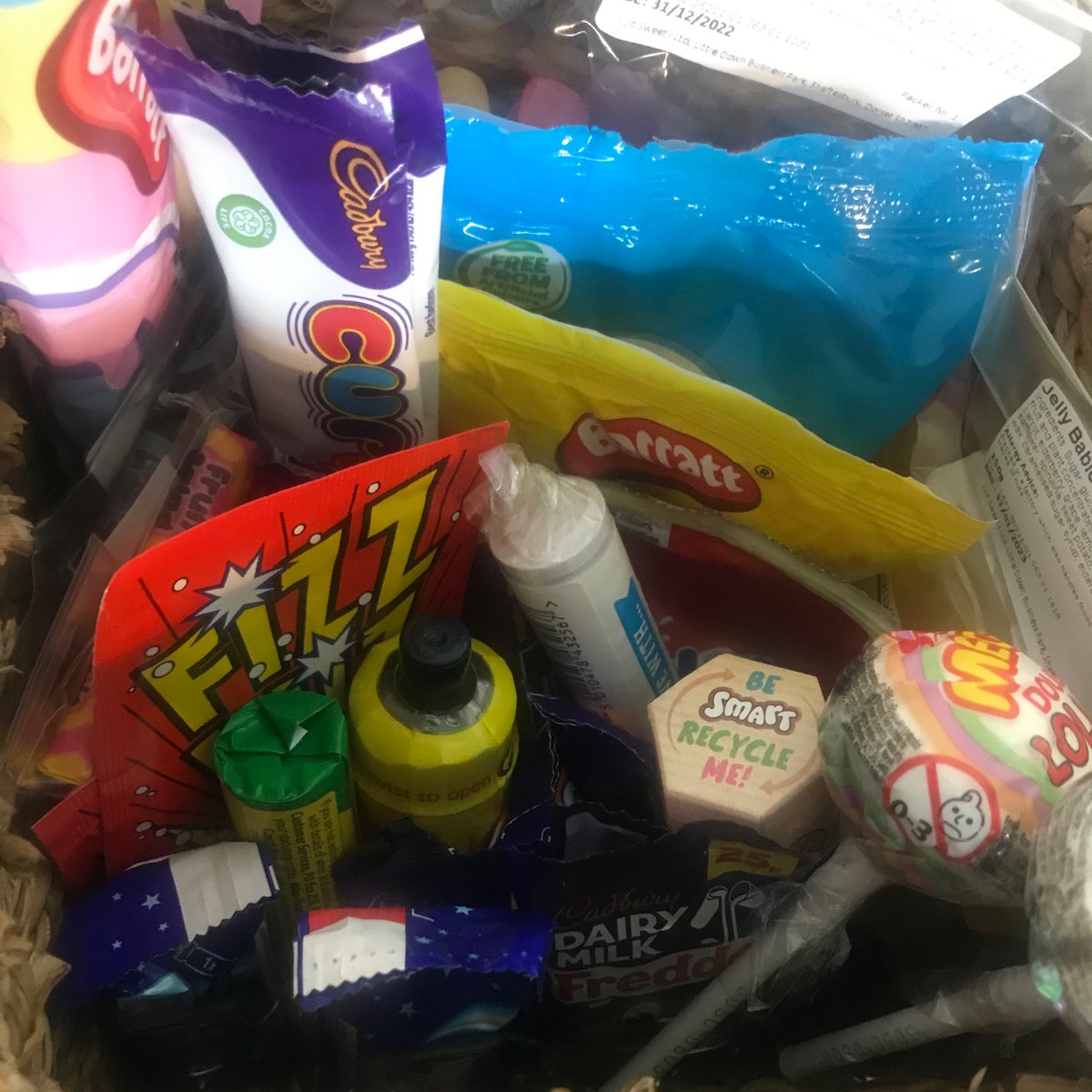 CaliforniaFrizz's tweet photo. Special Delivery 🤗🥰 Thanks Then 🤩

I will officially be bouncing off the walls for the next few hours due to these old school sweeties! 

#BasketOfSweets #RainbowDrops #CurlyWurly #DipDab #Flumps #FizzWizz #LoveHearts #ThanksThen https://t.co/xNVZpG4VSO