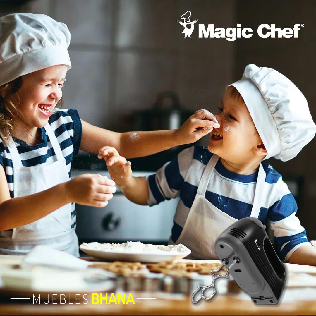 mueblesbhanapty's tweet photo. ¿Quieres hacer una deliciosa comida para tu familia? La batidora de mano Magic Chef es exactamente lo que necesitas. cuenta con 7 velocidades, accesorios de acero inoxidable de alta calidad para a batir, mezclar y amasar sin esfuerzo. #BhanaMejoresPrecios #MagicChef #Batidora https://t.co/dvSLwRvkt7