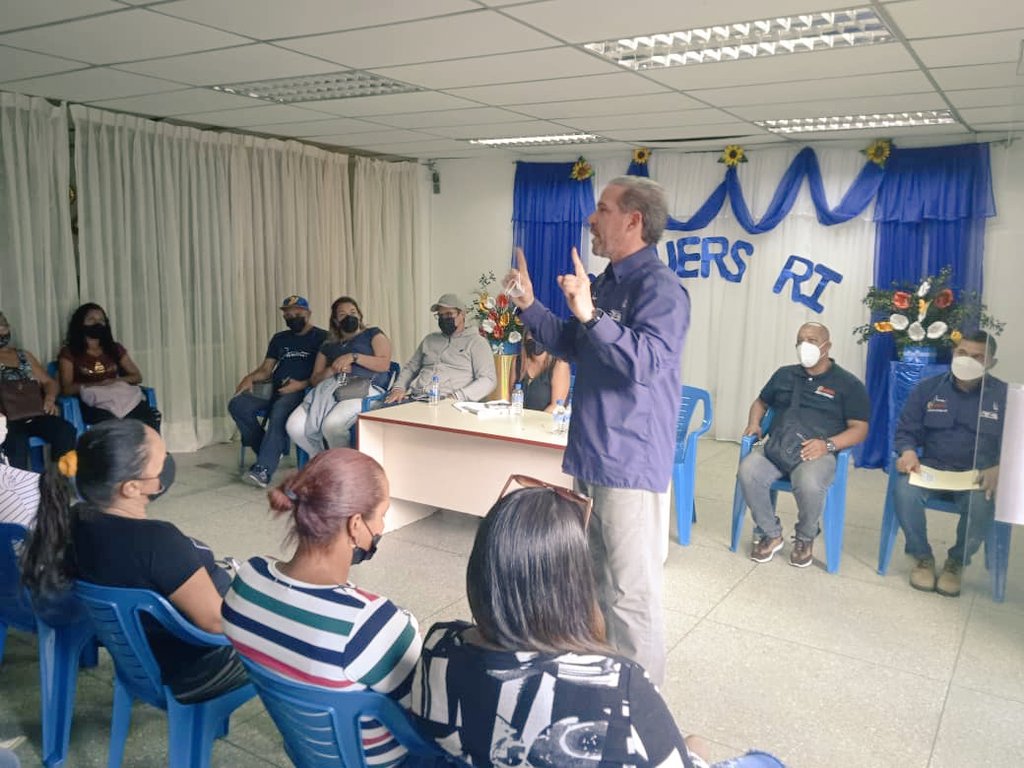 ManuelGBernalM's tweet photo. Efectuamos reunión con los jefes y jefas de las Casas de Alimentación de la Pqa. Caricuao, en el marco del fortalecimiento y motivacion a estas mujeres y hombres quienes con bondad y mucho amor dan vida a este programa estratégico que protege a las familias más vulnerables. https://t.co/KMUCcd2ANH