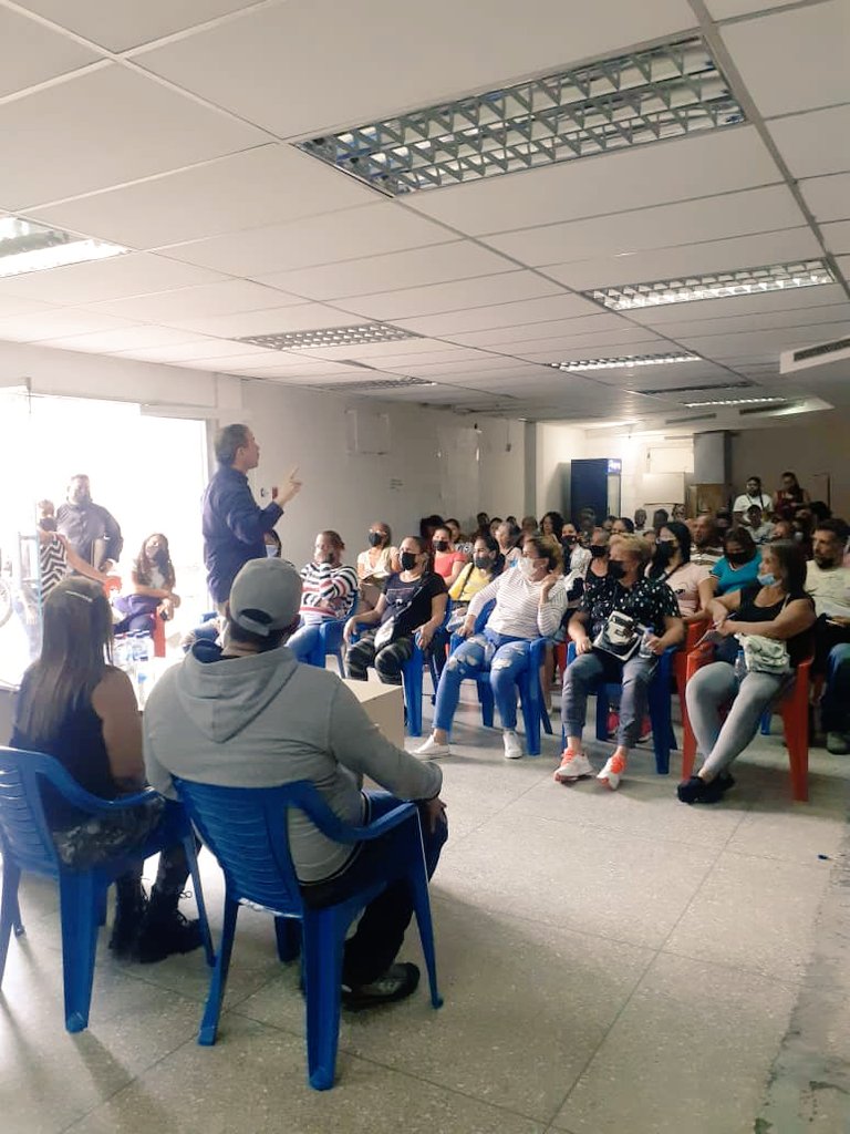 ManuelGBernalM's tweet photo. Efectuamos reunión con los jefes y jefas de las Casas de Alimentación de la Pqa. Caricuao, en el marco del fortalecimiento y motivacion a estas mujeres y hombres quienes con bondad y mucho amor dan vida a este programa estratégico que protege a las familias más vulnerables. https://t.co/KMUCcd2ANH
