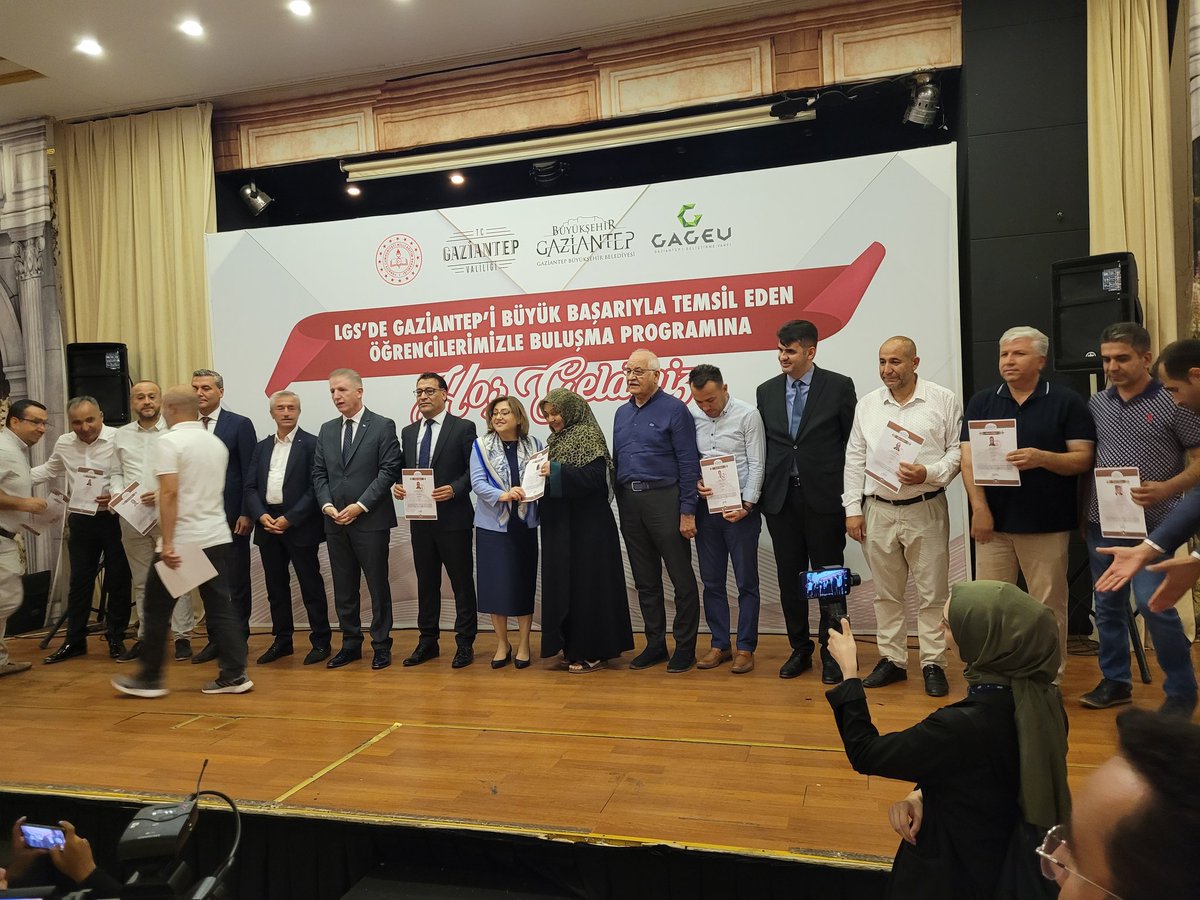 GumusIho's tweet photo. Bu başarıya rekor bir sayıyla , 9 öğrenciyle, katkıda bulunan okulumuz adına  Müdürümüz  Ramazan Yavuz başarı belgesini Sayın Valimizden aldı. Bu başarıda emeği geçen tüm paydaşlarımza teşekkür ederiz. https://t.co/deHCZEhiVQ