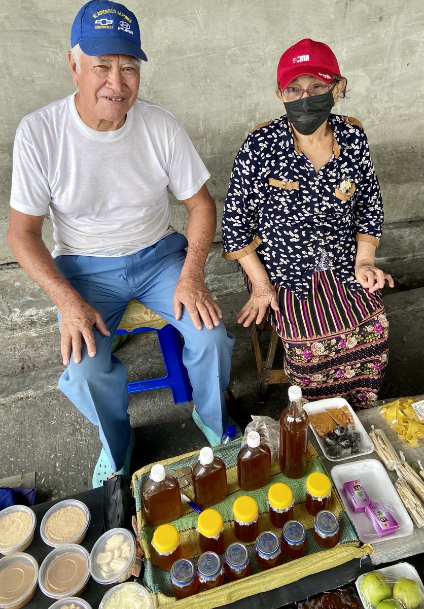 SbastienMlires1's tweet photo. 🇪🇨Estoy con Mauro Zambrano (84) y su esposa Rosa Vera (73). Son de Chone, tienen 7 hijos y se dedicaban a la sastrería. Hoy venden delicias manabitas… empanadas de verde, miel y dulces hechos con caña de azúcar.

Laboran debajo del puente frente al Mall del Sur. ¡2 personajes👏! https://t.co/pVBnCBse8D
