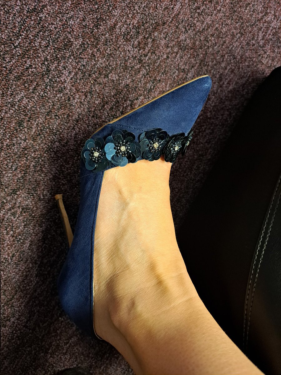 Fiona Hopkinson-Kearney (@fionahopkinson8) on Twitter photo Downside to facilitating on line, no one can see your awesome shoes! Great work from our <a href="/PathfinderTSH/">Pathfinder Teaching School Hub</a> ECTs tonight on the catch up session of <a href="/Ambition_Inst/">Ambition Institute</a> clinic 3! Downside to facilitating on line, no one can see your awesome shoes! Great work from our <a href="/PathfinderTSH/">Pathfinder Teaching School Hub</a> ECTs tonight on the catch up session of <a href="/Ambition_Inst/">Ambition Institute</a> clinic 3!