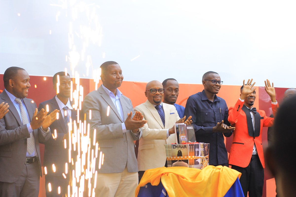 I have gotta say, this was the grandest book launch I have witnessed. Niseme tu huu ulikuwa ni uzinduzi bora zaidi wa vitabu niliopata kuushuhudia. #EliteMjueMtunzi @Uwaridiofficial