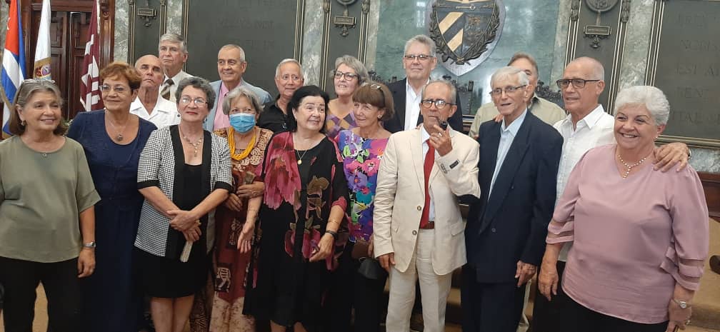 Muchas felicidades a los 18 nuevos Profesores Eméritos de la <a href="/UdeLaHabana/">Universidad de La Habana</a>, entre ellos mi amigo y maestro Jorge Núñez Jover. Un fuerte abrazo a todos.