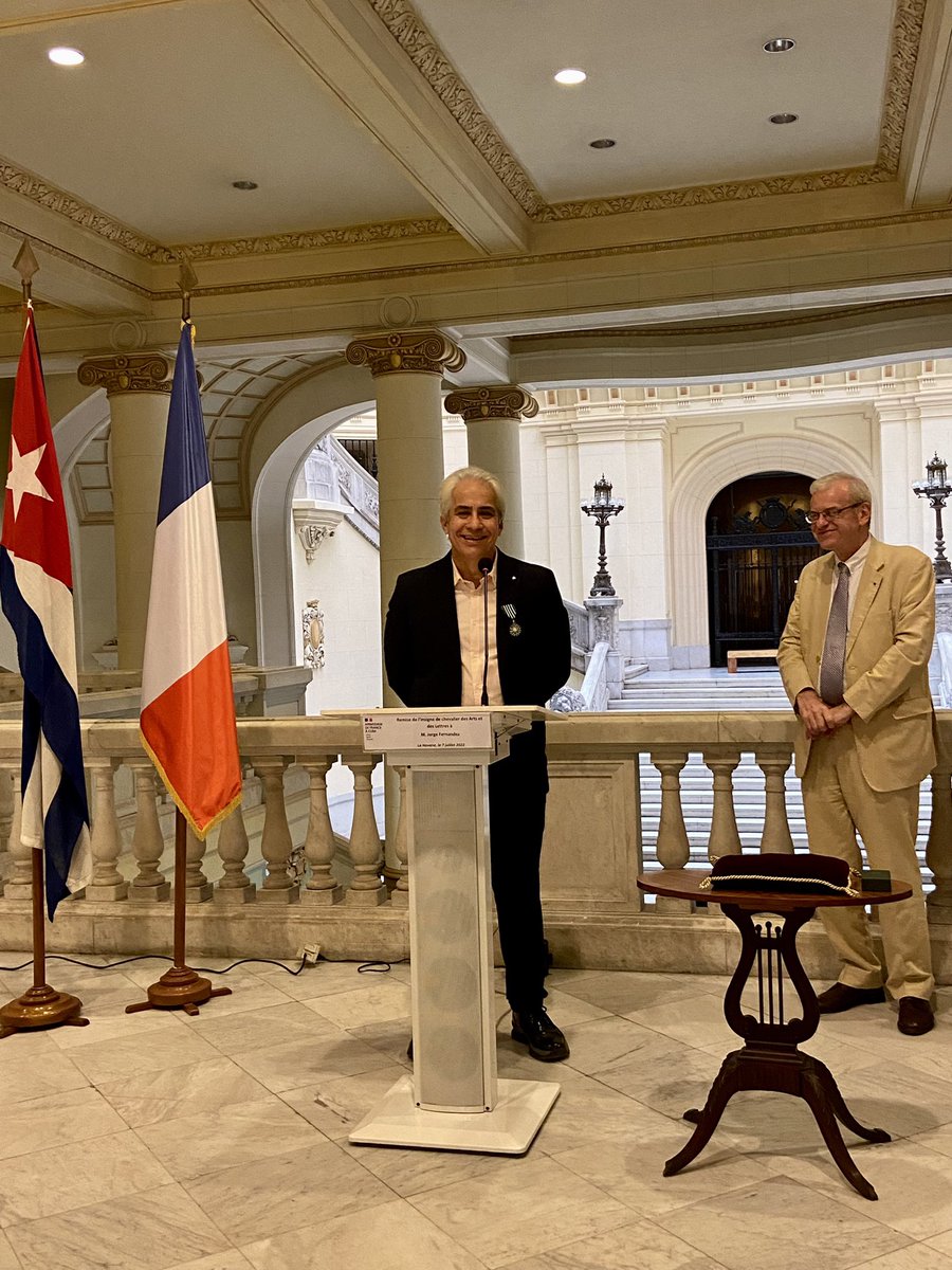 FranceACuba's tweet photo. Jorge Fernández Torres, Director del Museo Nacional de Bellas Artes de Cuba, recibe de manos del Embajador de 🇫🇷 @Patrice_Paoli la condecoración « Caballero de las Artes y las Letras » 🎖¡Felicidades!

#FranciaEnCuba https://t.co/hCmvRUcCZn