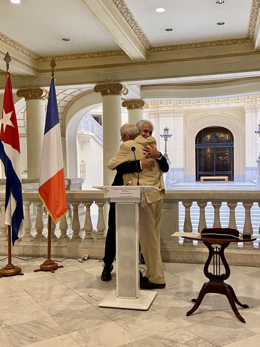 FranceACuba's tweet photo. Jorge Fernández Torres, Director del Museo Nacional de Bellas Artes de Cuba, recibe de manos del Embajador de 🇫🇷 @Patrice_Paoli la condecoración « Caballero de las Artes y las Letras » 🎖¡Felicidades!

#FranciaEnCuba https://t.co/hCmvRUcCZn