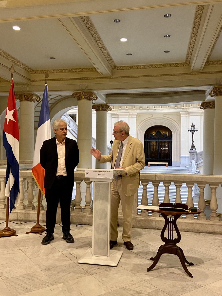 FranceACuba's tweet photo. Jorge Fernández Torres, Director del Museo Nacional de Bellas Artes de Cuba, recibe de manos del Embajador de 🇫🇷 @Patrice_Paoli la condecoración « Caballero de las Artes y las Letras » 🎖¡Felicidades!

#FranciaEnCuba https://t.co/hCmvRUcCZn