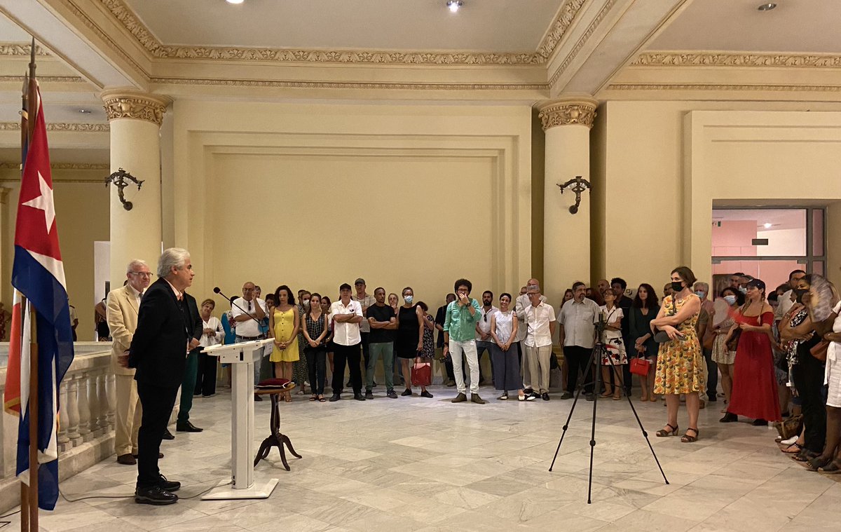 FranceACuba's tweet photo. Jorge Fernández Torres, Director del Museo Nacional de Bellas Artes de Cuba, recibe de manos del Embajador de 🇫🇷 @Patrice_Paoli la condecoración « Caballero de las Artes y las Letras » 🎖¡Felicidades!

#FranciaEnCuba https://t.co/hCmvRUcCZn
