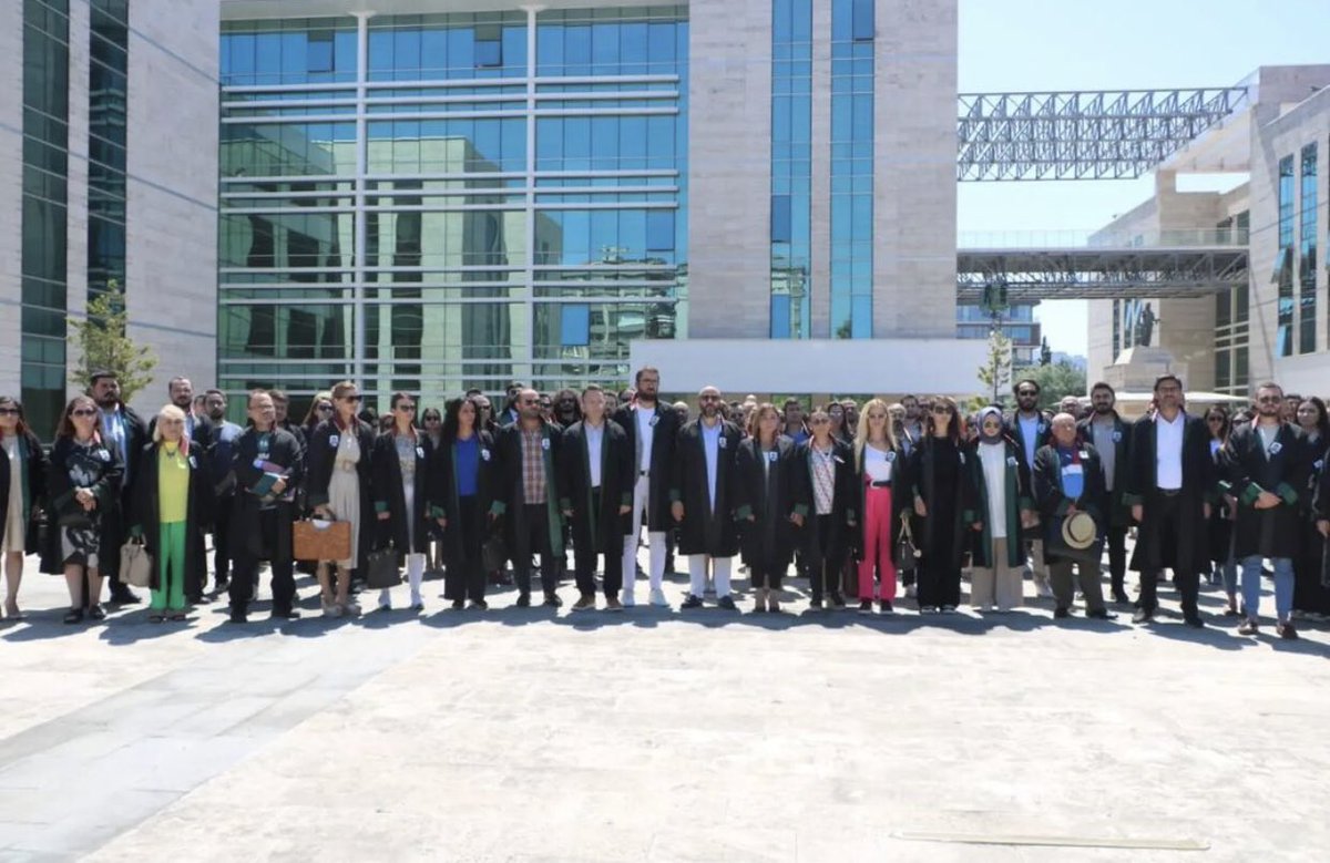 samsunbarosuahm's tweet photo. İstanbul Barosu'na kayıtlı meslek şehidimiz Av. Servet BAKIRTAŞ için meslektaşlarımızın katılımlarıyla Samsun Adliyesi önünde, Baro Başkanımız Av. Pınar Gürsel Yıldıran, Yönetim Kurulu Üyelerimiz ve meslektaşlarımız ile basın açıklamamızı gerçekleştirdik. https://t.co/ZfD5PBxL3i