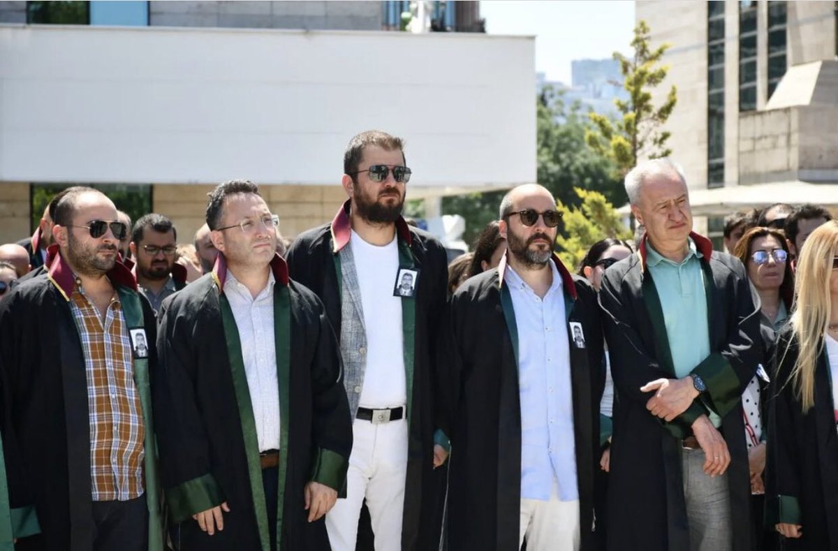 İstanbul Barosu'na kayıtlı meslek şehidimiz Av. Servet BAKIRTAŞ için meslektaşlarımızın katılımlarıyla Samsun Adliyesi önünde, Baro Başkanımız Av. Pınar Gürsel Yıldıran, Yönetim Kurulu Üyelerimiz ve meslektaşlarımız ile basın açıklamamızı gerçekleştirdik.