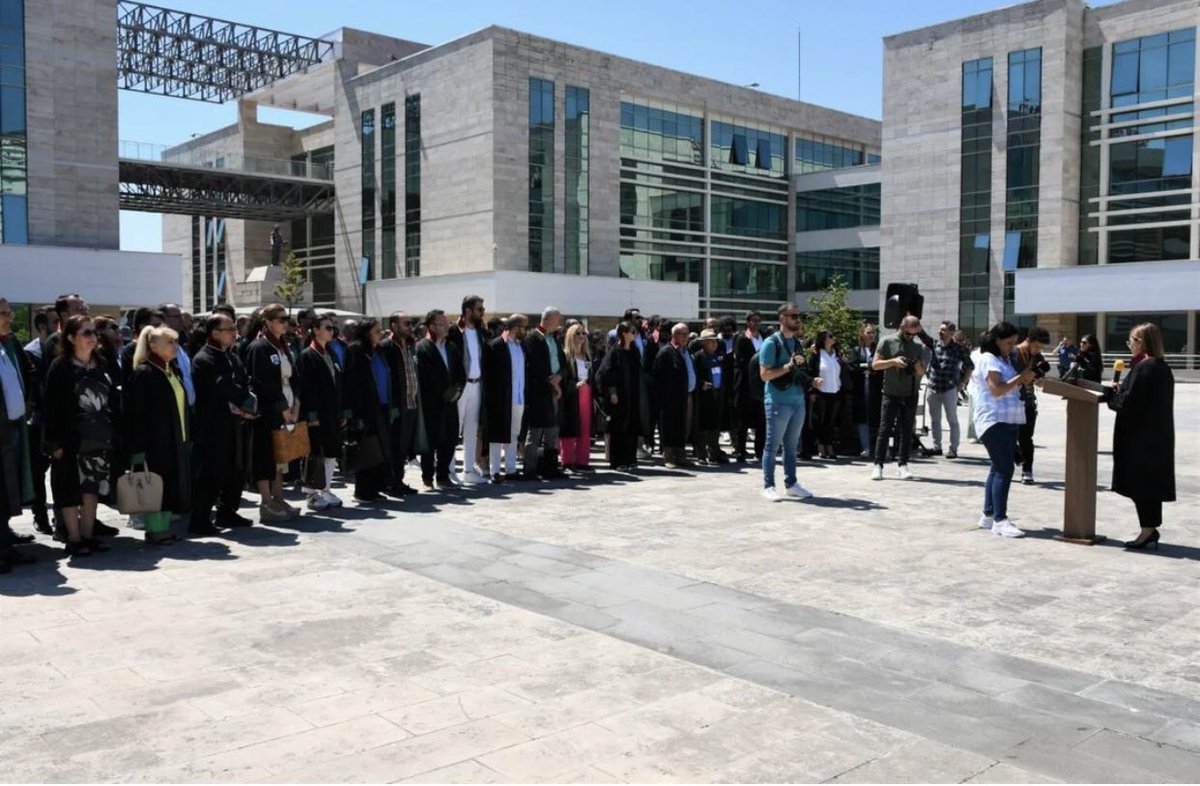 samsunbarosuahm's tweet photo. İstanbul Barosu'na kayıtlı meslek şehidimiz Av. Servet BAKIRTAŞ için meslektaşlarımızın katılımlarıyla Samsun Adliyesi önünde, Baro Başkanımız Av. Pınar Gürsel Yıldıran, Yönetim Kurulu Üyelerimiz ve meslektaşlarımız ile basın açıklamamızı gerçekleştirdik. https://t.co/ZfD5PBxL3i