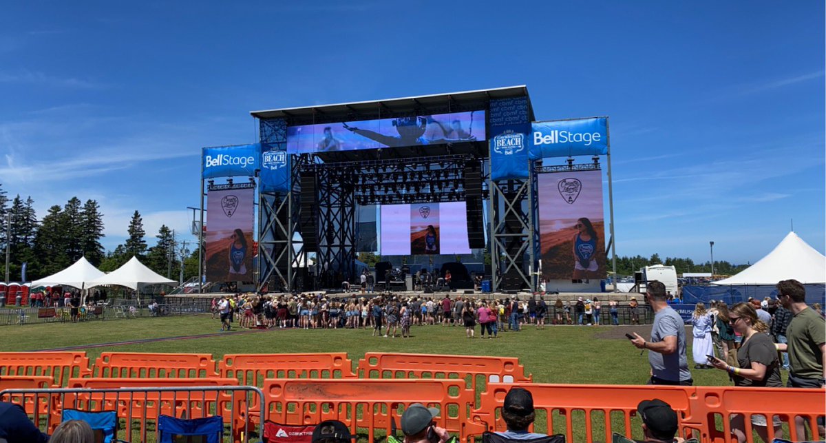 RobynJRoche's tweet photo. Patiently waiting for @lukecombs 😁🍻 https://t.co/xACYzLWgy8