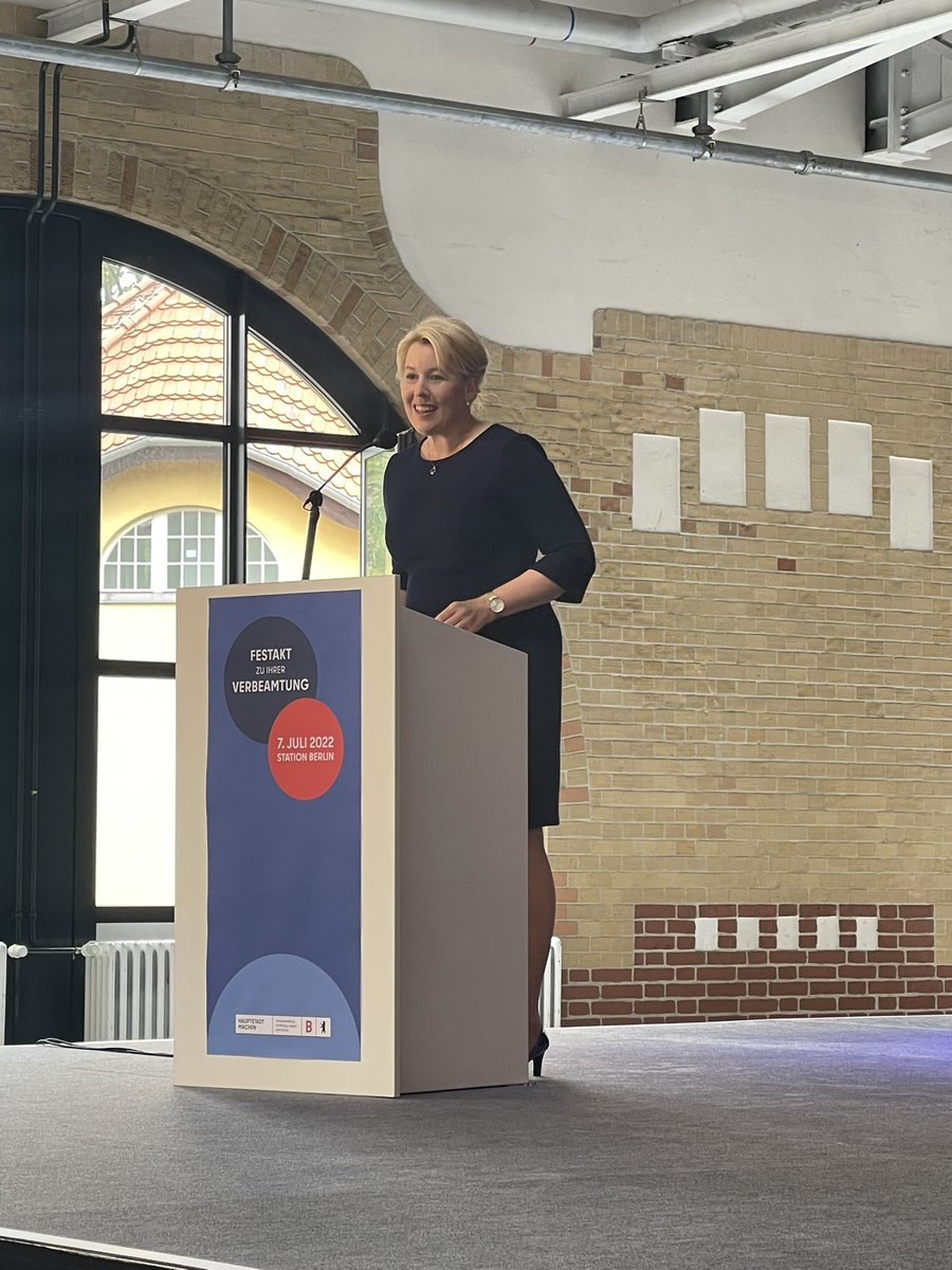 JaJa82's tweet photo. Endlich Verbeamtung der Berliner Lehrkräfte. Tolle Veranstaltung, ein echter Festakt! #SenBJF #Verbeamtung https://t.co/CwwIid1VUq