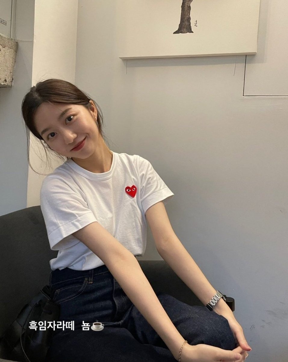 she looks very cute 😭