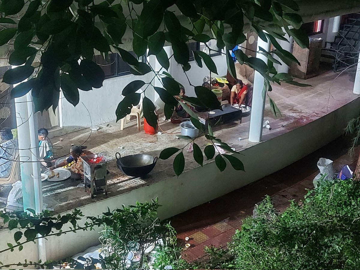 VandeBharatt's tweet photo. @shrishri13 neighborhood getting problems, the dirty smell and dirty languages too.. https://t.co/tzQmGqoNBa