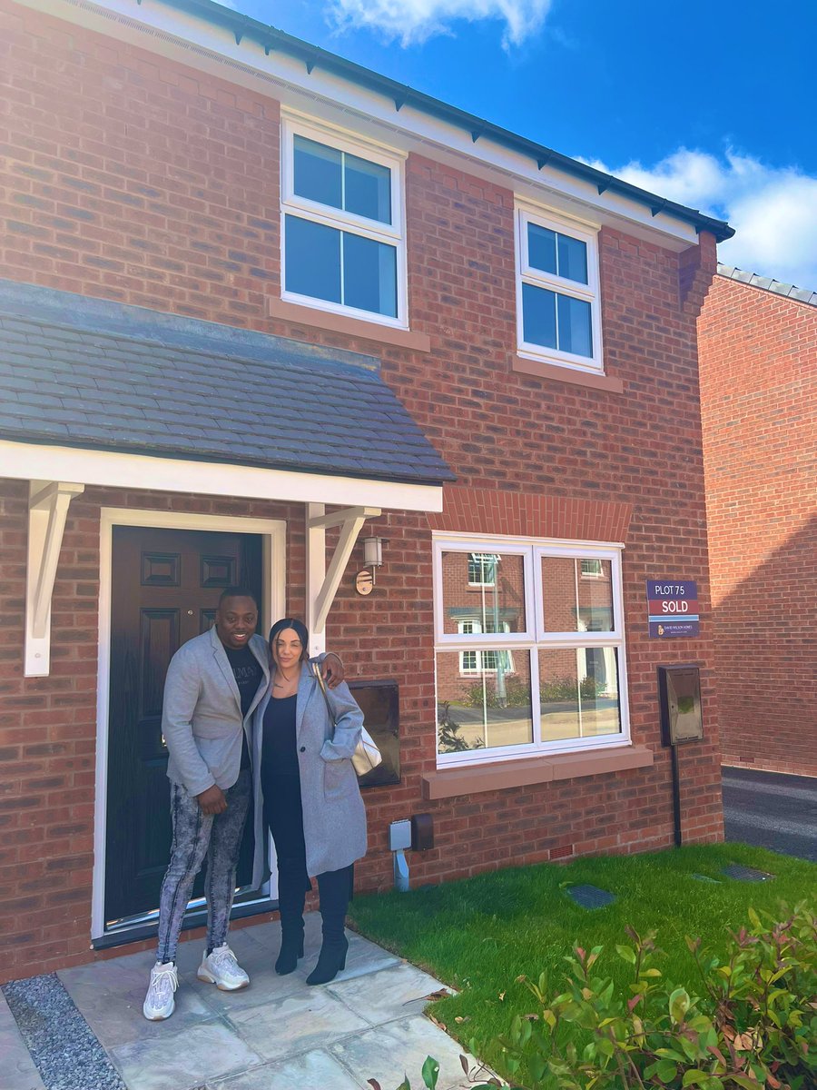 salesprospa's tweet photo. 4 completions down, 1 to go at Stanneylands, Wilmslow! It’s always rewarding leaving with smiling faces all round!😄🏠 #wilmslow #sharedownership @DavidWilsonHome https://t.co/jCc8EVbgAe