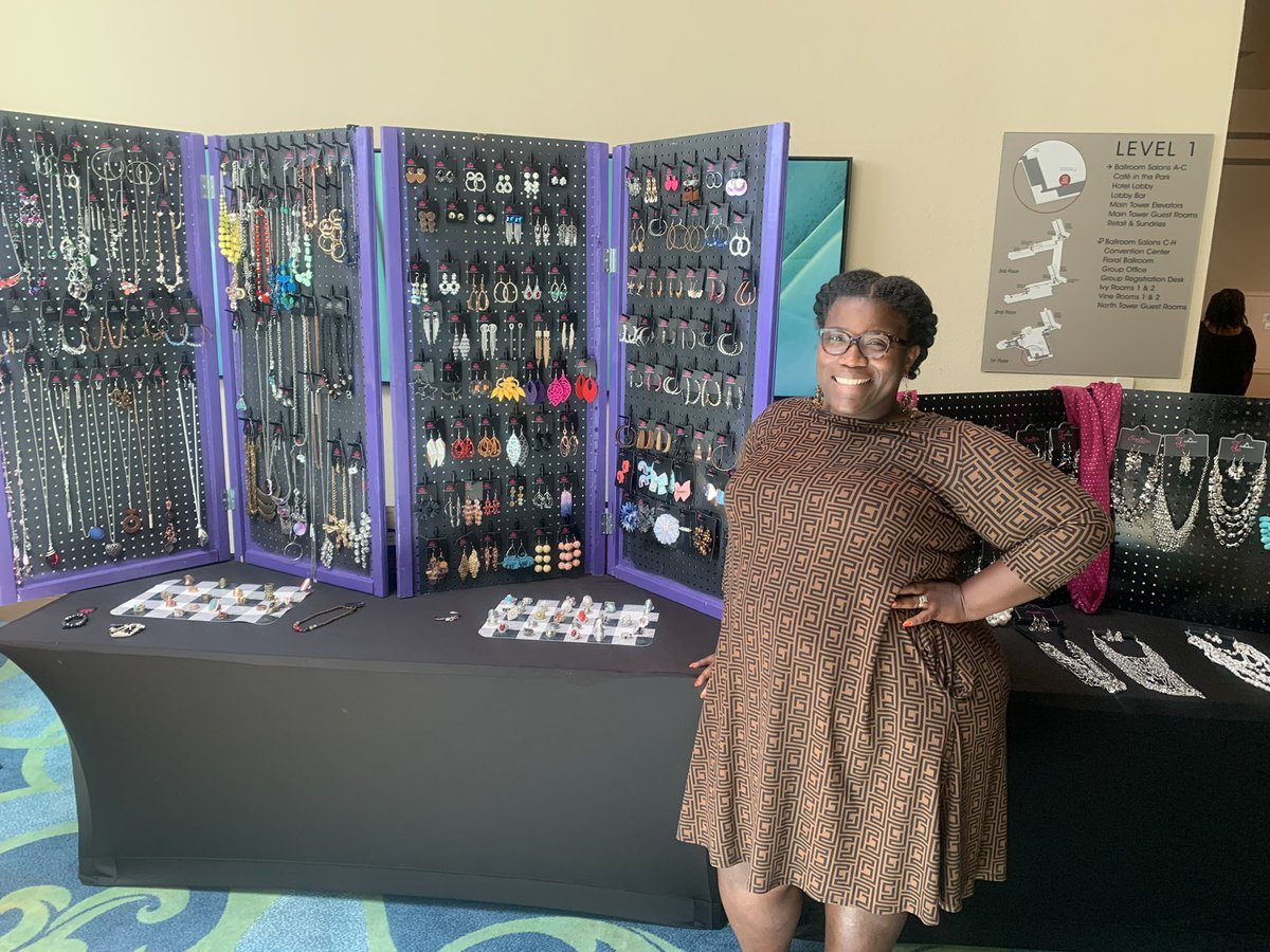 HAABSE3's tweet photo. Huge shoutout to our vendor, Sparkle with JessiB,  that came to support HAABSE  during our  inaugural #HAABSEreconnect conference. https://t.co/HceaHeVxPw