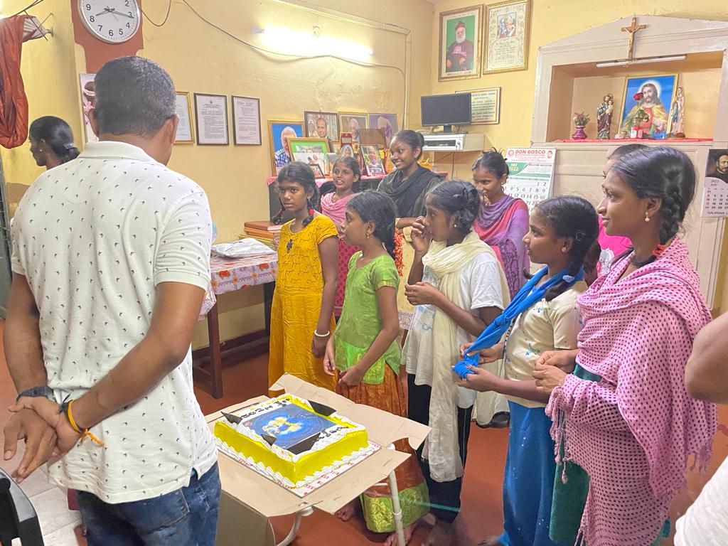 karthick_bose's tweet photo. Celebrated #MsDhoni Bhai Birthday at Bishop Aelen Home for Children with these Angels #MSD #birthdaycelebration  🎂🍫😍💖💪🎉🙏🥰🎁🧸✝️ Wish you a Happy Happy Birthday #ThalaDhoni  Stay blessed and keep Inspiring us 💪🥰🎁😍💖 https://t.co/qreagV4Veo