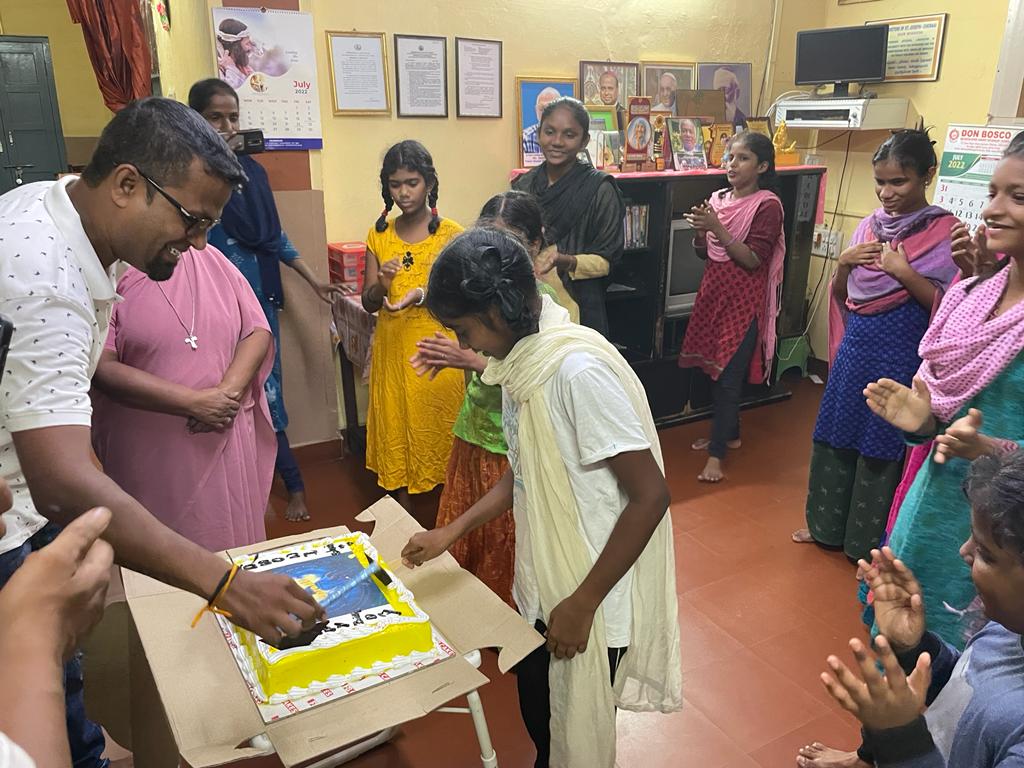 karthick_bose's tweet photo. Celebrated #MsDhoni Bhai Birthday at Bishop Aelen Home for Children with these Angels #MSD #birthdaycelebration  🎂🍫😍💖💪🎉🙏🥰🎁🧸✝️ Wish you a Happy Happy Birthday #ThalaDhoni  Stay blessed and keep Inspiring us 💪🥰🎁😍💖 https://t.co/qreagV4Veo