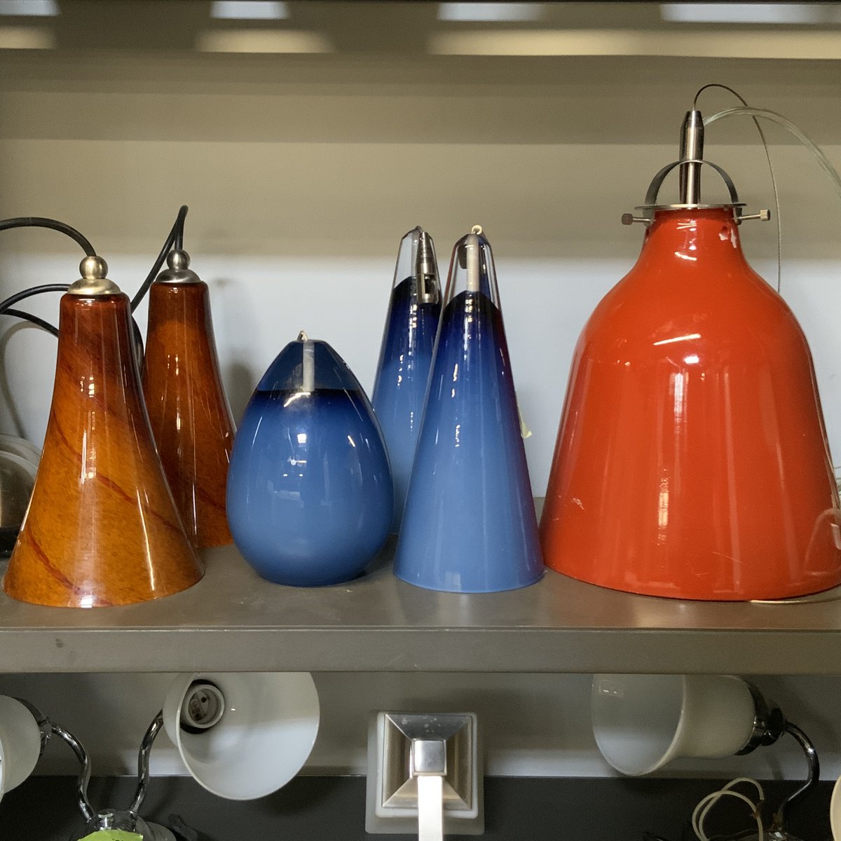 EvanstonRebuild's tweet photo. Lamps or sculptures? These vibrant glass pendant lamps start at $15! plug them in or set them on a windowsill!
The blue ones are beautiful high-quality track lighting pendants. $200/each
#lighting #illumination #chandelier #pendant #vintagelighting #lamp #tracklighting https://t.co/wuX2U2HrrX
