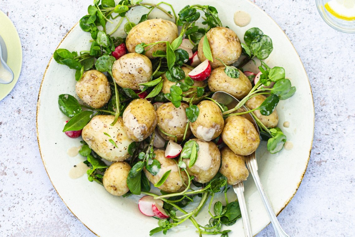 If you're planning a BBQ this weekend, this recipe for New potato salad with watercress and anchoiade, makes the perfect side dish 🌞

To find the full recipe, visit out website: seasonalspuds.com/recipes/new-po…