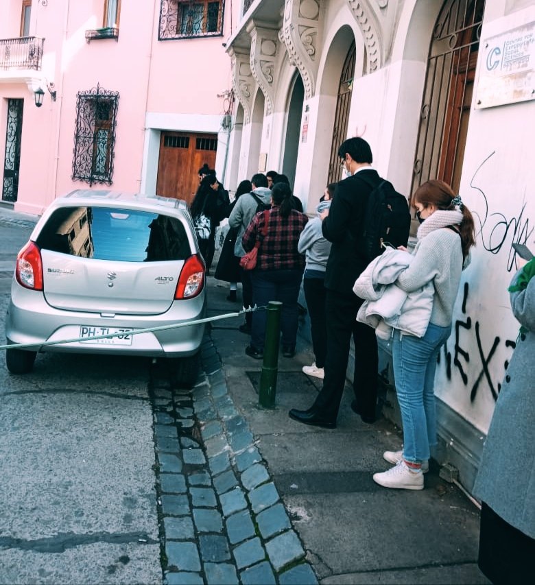AprueboYungay's tweet photo. Mientras algunos mienten y otros celebran encuestas, la gente hace fila en @LomEdiciones para comprar la #NuevaConstitucion. 
La esperanza está de nuestro lado... #AprueboFeliz https://t.co/lUm09xaRmQ