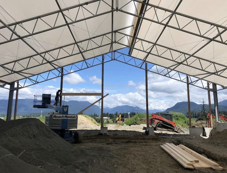 WeCover_Steel's tweet photo. Thanks to Matthew for these pictures of his robot barn under construction. #WeCover fabric roof barns are engineered for maximum efficiency! With natural lighting and protection from intense weather conditions - your herd will be happier and healthier! https://t.co/uf003AWWSH