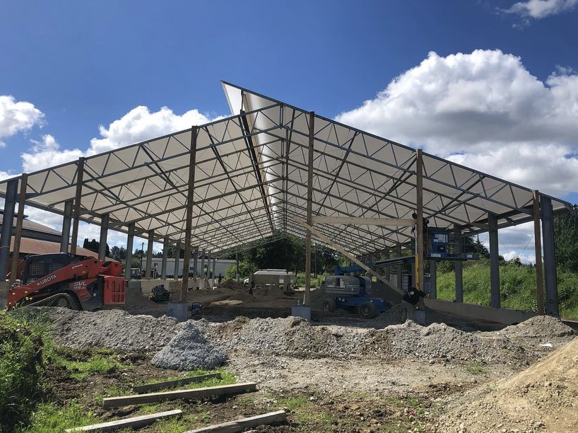 WeCover_Steel's tweet photo. Thanks to Matthew for these pictures of his robot barn under construction. #WeCover fabric roof barns are engineered for maximum efficiency! With natural lighting and protection from intense weather conditions - your herd will be happier and healthier! https://t.co/uf003AWWSH
