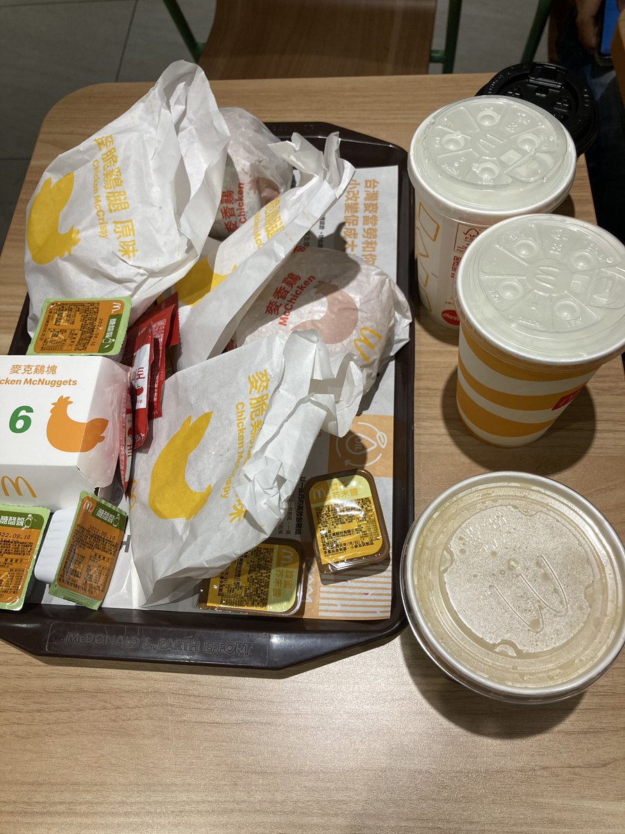 Strawberryy43's tweet photo. 跟閨蜜來吃麥當勞😋 https://t.co/RZh0kUtpAG