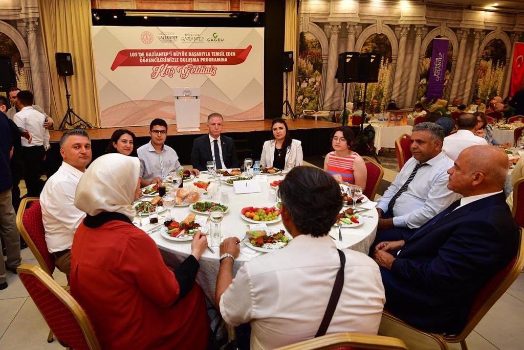 LGS’de Türkiye genelinde %1’lik başarı dilimine 262 kardeşimiz girerek şehrimize büyük bir gurur yaşattı👏👏👏

<a href="/GaziantepBeld/">Gaziantep Büyükşehir</a> organizasyonunda öğrencilerimizi  ödüllendirdik💐

GAGEV tarafından da öğrencilerimize aylık 600 TL başarı bursu vereceğiz…

#Eğitimşehrigaziantep