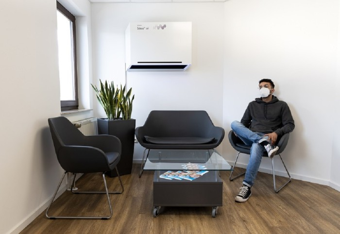 Leseerlaubnis's tweet photo. UV-Luftdesinfektion in einem Wartezimmer (das funktioniert sogar ohne HEPA-Filter, die man wechseln müsste). 

Wir könnten und wir können. Wir müssen es nur machen. 

Deutsche Ingenieure haben die Lösungen seit Jahrzehnten parat. 

Warum sind wir im 3. Jahr der Pandemie? https://t.co/RXicgqTUBq