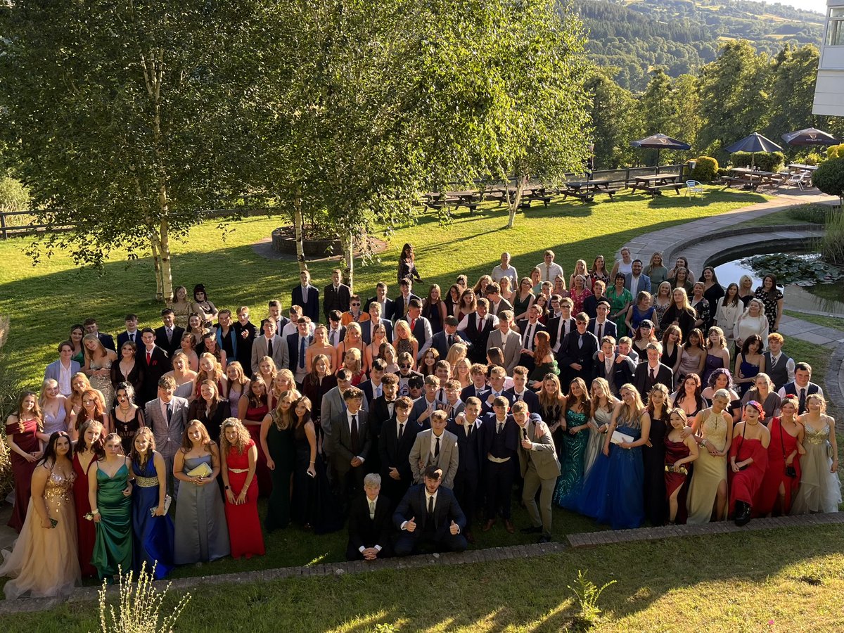 KingHenrySchool's tweet photo. How amazing do our Year 11 students look at their prom 👌 https://t.co/1UgTBU2jkZ
