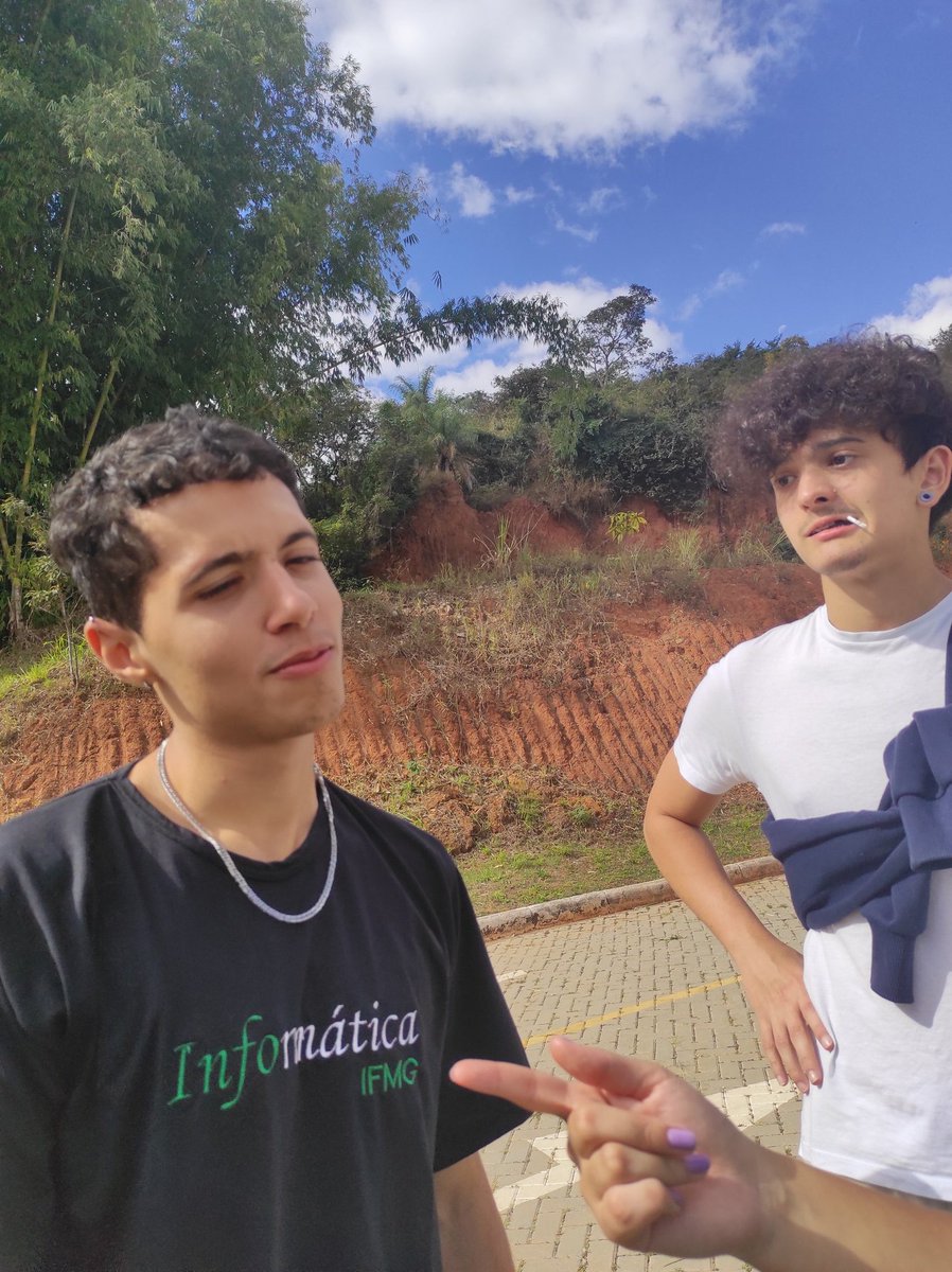 TheoFanc's tweet photo. theo sendo intimidado por fans https://t.co/araU0NHHZz