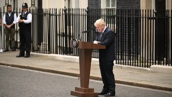 PerezMoyaTlSUR's tweet photo. #ReinoUnido Boris Johnson renuncia al cargo de PM. Culpa a su Partido en discurso de dimisión y acusa a sus compañeros de tener mentalidad de "rebaño". La clase política festeja el fin de su gestión, pero
¿Un nuevo Premier (conservador) significará un cambio real para el país? 🤔 https://t.co/Eo1OGZ3DDg
