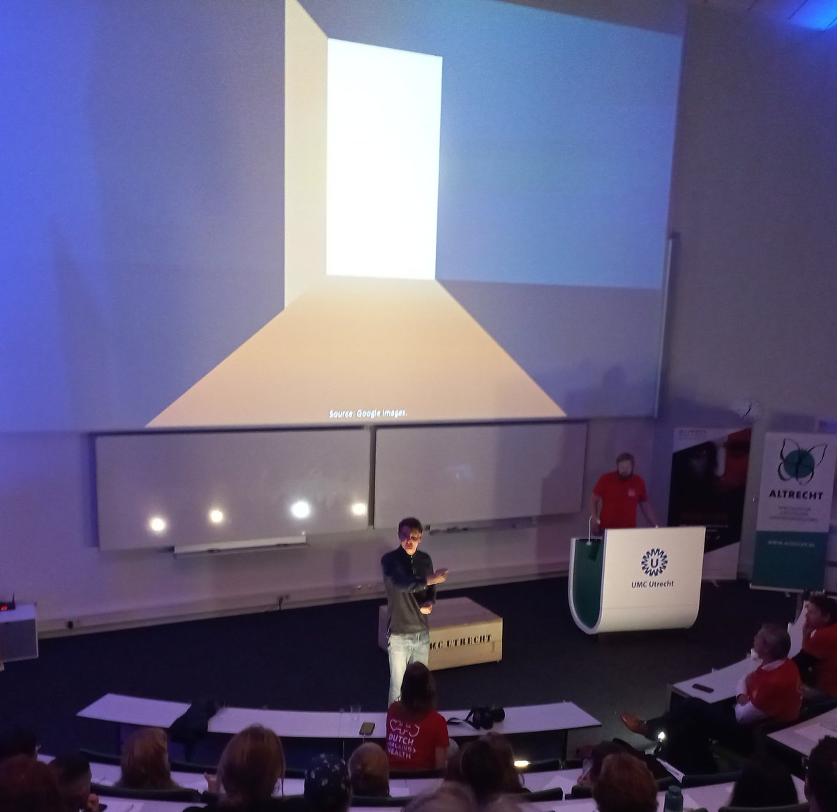 Timothy Prescott inspireert de deelnemers van de hackathon met zijn blik op innovatie in de zorg: "er is meer mogelijk in de zorg dan ooit te voren. Als we een pandemie aan kunnen, kunnen we elke verandering aan. Zolang er focus is en je er zelf voor openstaat".