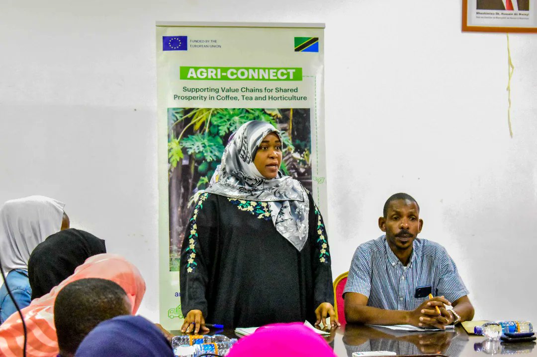pdf_tz's tweet photo. VIUNGO PROJECT
Kikao kazi baina ya Wauza Pembejeo, Wasindikaji, Wafanya Biashara, pamoja na Viongozi wa Vikundi vya Hisa vya kuweka na kukopa (VSLAs), wakikutanishwa na Afisi ya Rais, Kazi, Uchumi, na Uwekezaji ikiwakilishwa na Ndugu Juma Mohamed Ahmed (Afisa Mikopo)
@EUinTZ https://t.co/wdbAZcefVU