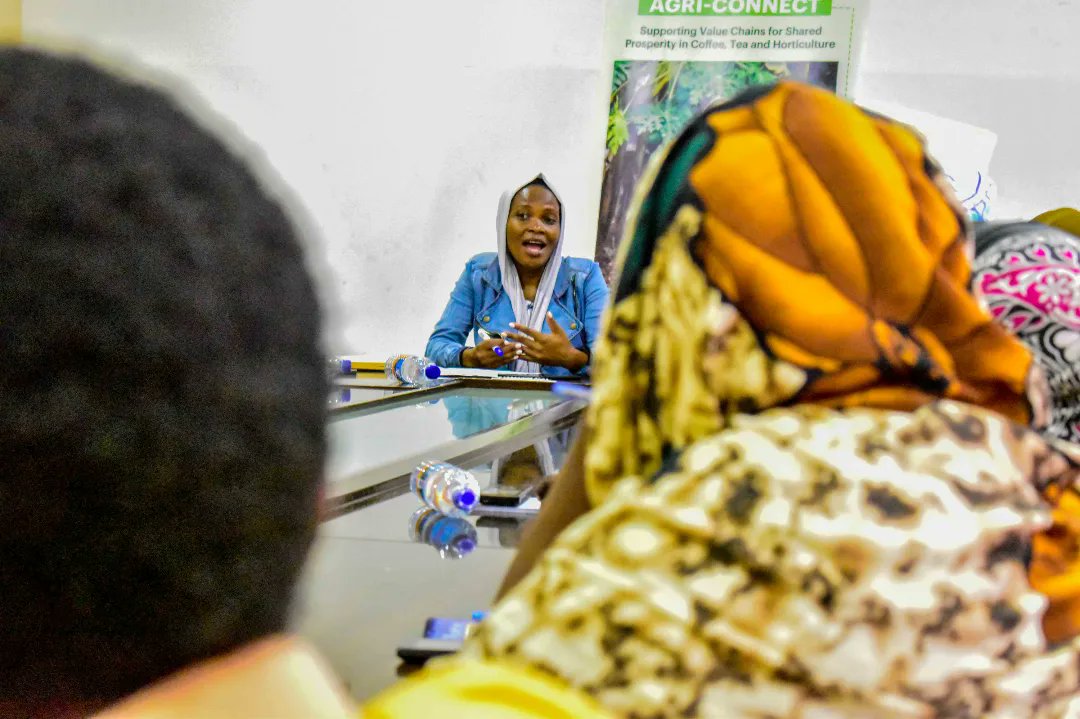 pdf_tz's tweet photo. VIUNGO PROJECT
Kikao kazi baina ya Wauza Pembejeo, Wasindikaji, Wafanya Biashara, pamoja na Viongozi wa Vikundi vya Hisa vya kuweka na kukopa (VSLAs), wakikutanishwa na Afisi ya Rais, Kazi, Uchumi, na Uwekezaji ikiwakilishwa na Ndugu Juma Mohamed Ahmed (Afisa Mikopo)
@EUinTZ https://t.co/wdbAZcefVU