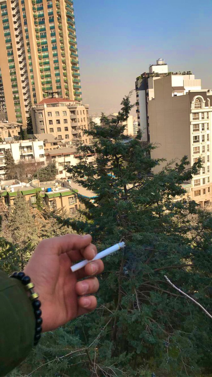 آدمايى كه احساساتشون رو راحت و صادقانه بدون سانسور نشون ميدن
نه ضعيفن، نه احمق و نه ساده لوح !
بلكه اونقدر قوى و واقعى هستن كه به نقاب روى صورتشون احتياج ندارن و به جاى پنهان كردن حرفها يا نقش بازى كردن، راحت احساسشون رو بيان ميكنن …
