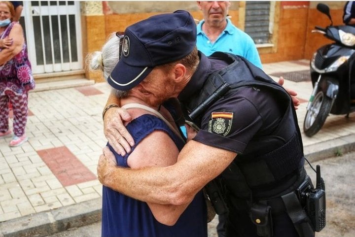 AndaluciaSinVOX's tweet image. Desahucio esta mañana en #Malaga a una anciana para pisos turísticos, ese es el fin del alcalde del PP, tremenda foto del policía y la abuela  , esa es la policía que quiere los ciudadanos @policia ( Foto del @malagahoy_es )