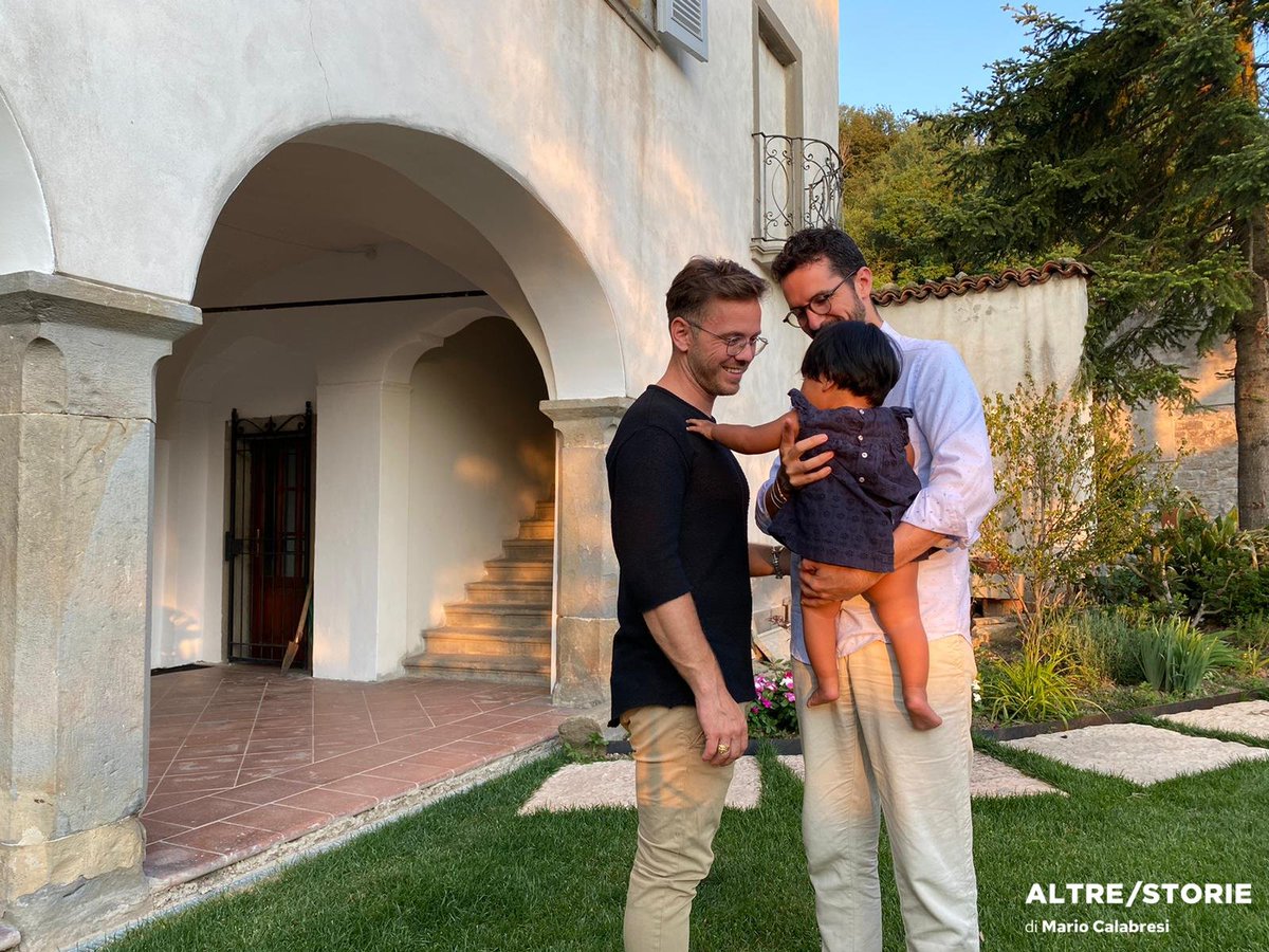 mariocalabresi's tweet photo. Paolo e Marco sono una coppia omogenitoriale. Per la legge italiana sono idonei all'affido ma non all'adozione. @silvianucini racconta la loro storia fatta di amore, infiniti intrecci e nessuna data di scadenza. Su #altrestorie di oggi. 📬 https://t.co/DiiAGpPCfl https://t.co/KjgYBlOEEF