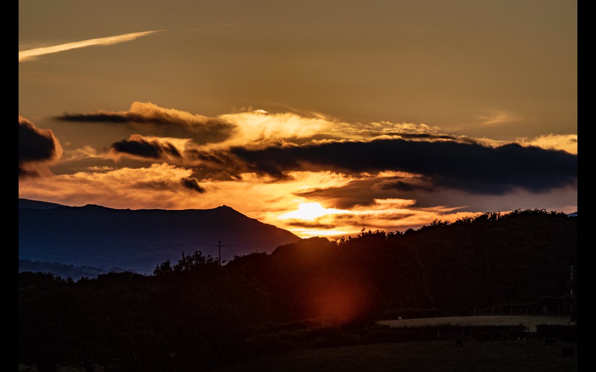 IRPictures's tweet photo. Welsh sunset #wales #sunset #photography https://t.co/ZWXnaxNZqn