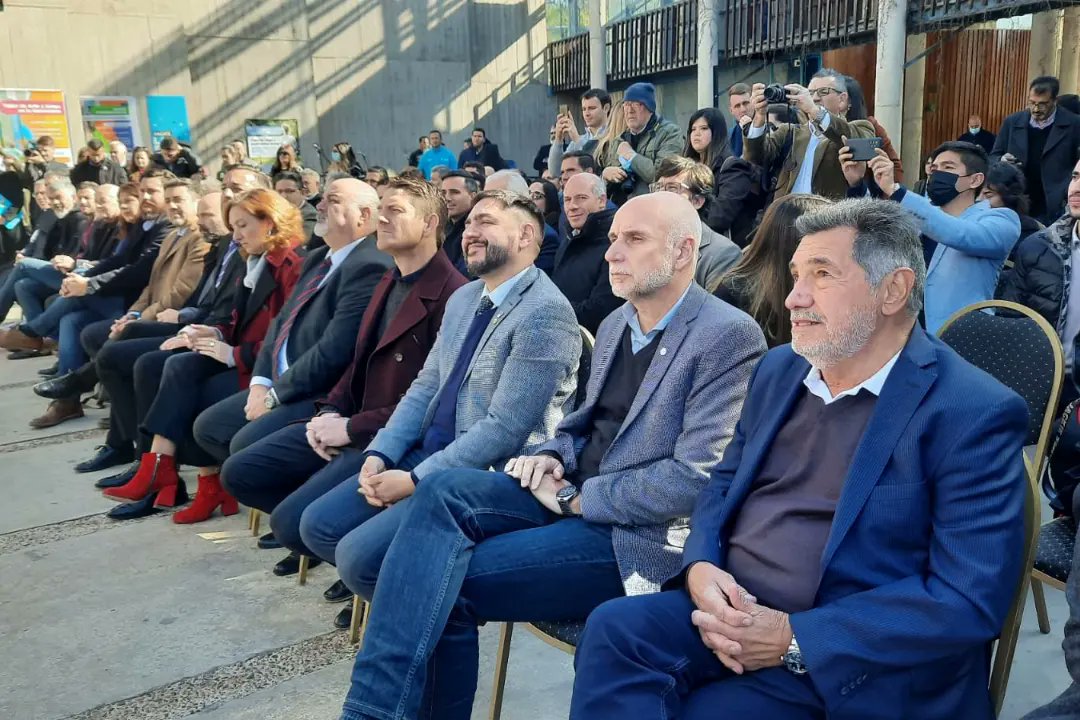 CarlosAPresas's tweet photo. Hoy acompañamos a los intendentes  de La Calera, Los Cedros, Villa Allende, Estación Juárez Celman, Colonia Tirolesa, Malvinas Argentinas, Mi Granja, que junto al Intendente @MartinLlaryora realizaron la rúbrica del estatuto para la creación del #EntedeGestiónMetropolitana https://t.co/R6E5TUJgZZ