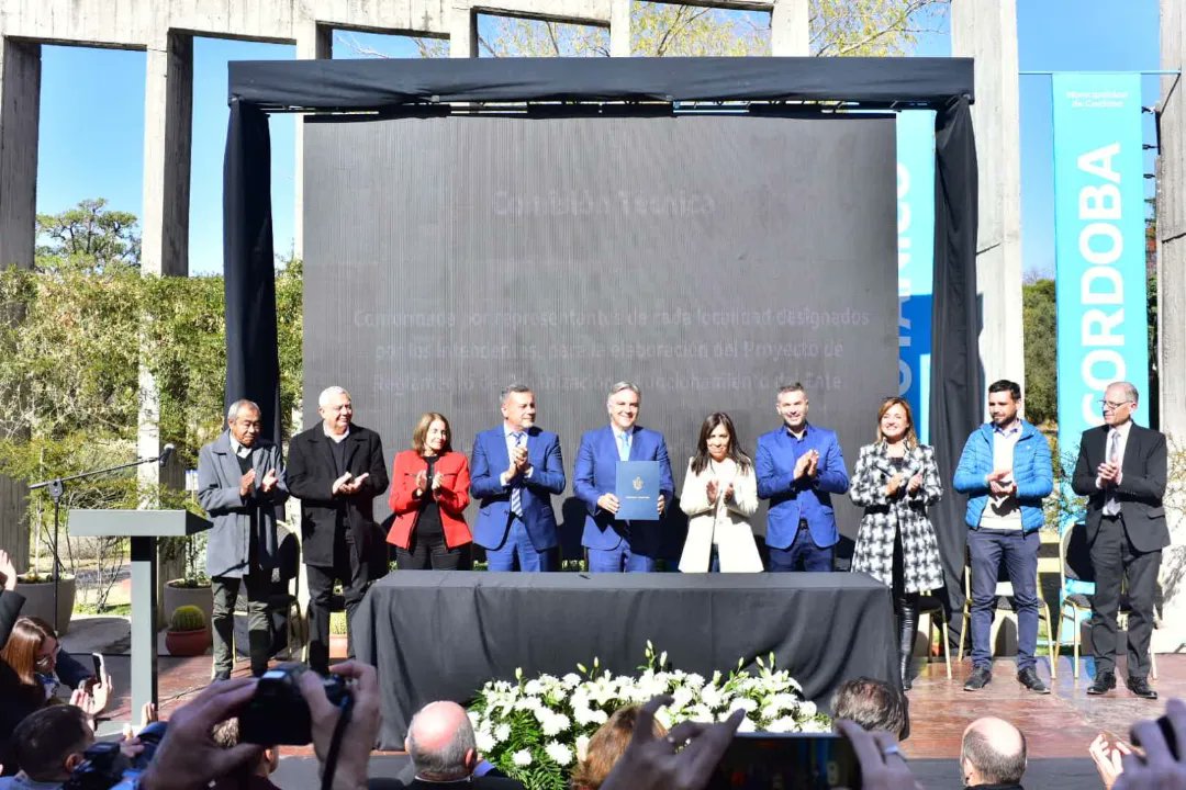 CarlosAPresas's tweet photo. Hoy acompañamos a los intendentes  de La Calera, Los Cedros, Villa Allende, Estación Juárez Celman, Colonia Tirolesa, Malvinas Argentinas, Mi Granja, que junto al Intendente @MartinLlaryora realizaron la rúbrica del estatuto para la creación del #EntedeGestiónMetropolitana https://t.co/R6E5TUJgZZ