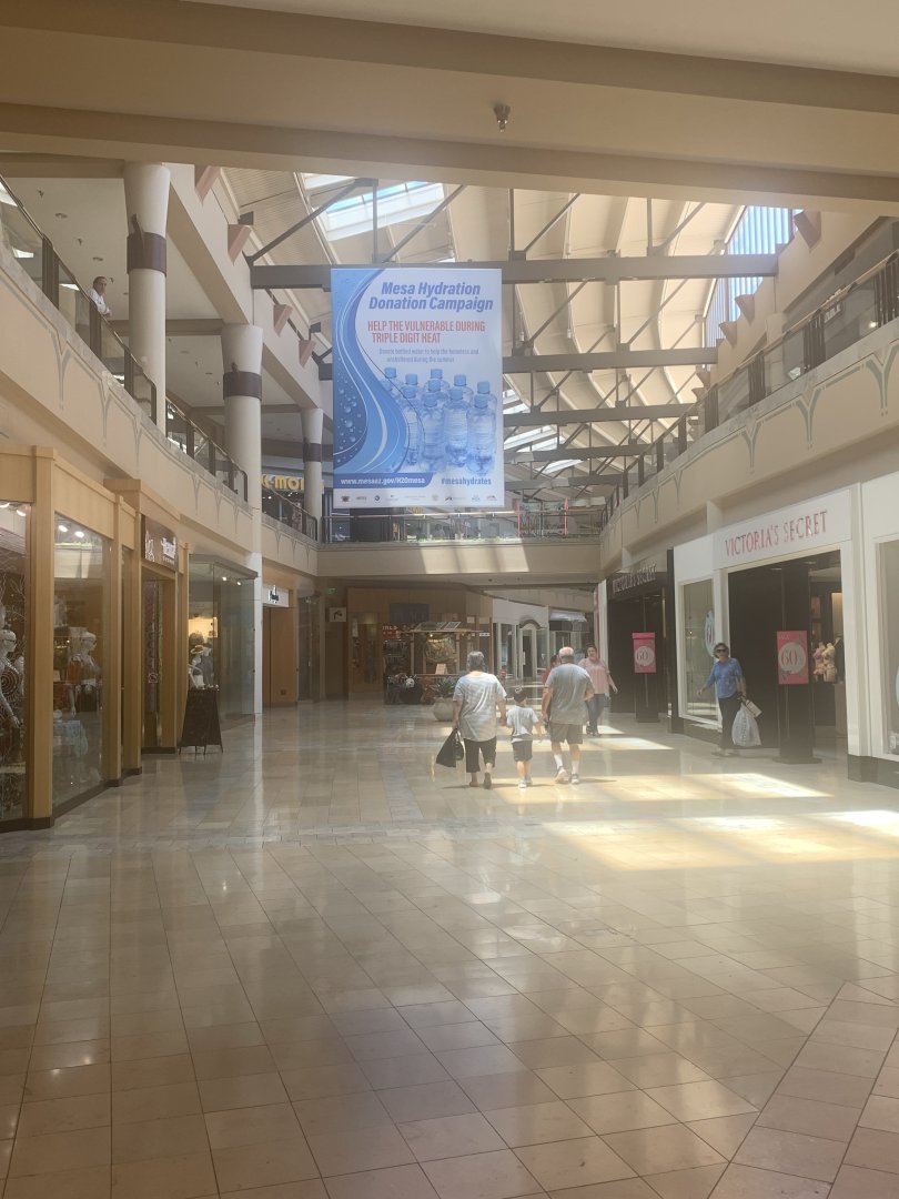 MesaChamber's tweet photo. We love to see #MembersHelpingMembers! Macerich hung this huge banner to support the Mesa Hydration Campaign. Help keep the community hydrated: https://t.co/HjoGmzrfvN https://t.co/Pw9nUMViXT
