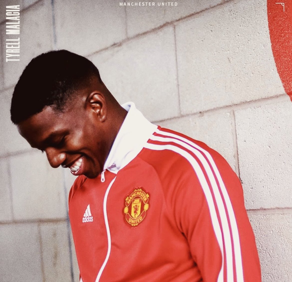 TheCarrickWay's tweet photo. @utdreport #TM12 sounds so catchy!! The Smiling Dutchman is here 🔴🤟🏽 https://t.co/sVx8qtF4wY
