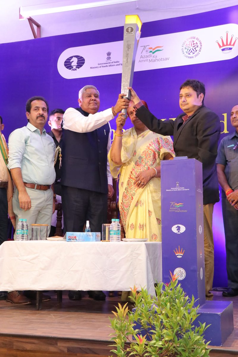 aicfchess's tweet photo. Olympiad Torch Relay:  KOLKATA

Hon'ble Governor of West Bengal Shri Jagdeep Dhankhar received the torch from GM @SRC2010. GM Mitrabha Guha, GM Neelotpal Das &amp;GM Saptarshi Roy take the Torch forward at City of Joy.

#ChessOlympiad #OlympiadFlame  #India4ChessOlympiad @FIDE_chess https://t.co/DbYH1IlEJf
