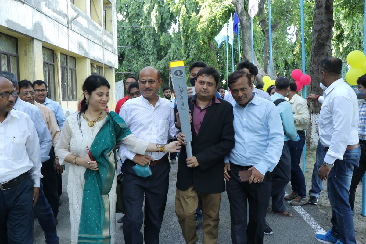 aicfchess's tweet photo. Olympiad Torch Relay:  KOLKATA

Hon'ble Governor of West Bengal Shri Jagdeep Dhankhar received the torch from GM @SRC2010. GM Mitrabha Guha, GM Neelotpal Das &amp;GM Saptarshi Roy take the Torch forward at City of Joy.

#ChessOlympiad #OlympiadFlame  #India4ChessOlympiad @FIDE_chess https://t.co/DbYH1IlEJf