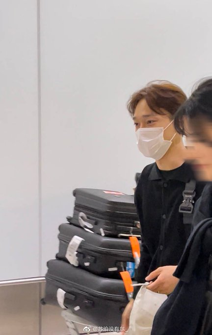 chen_indonesia's tweet photo. [PHOTO UPDATE] 
22.07.08 #CHEN di bandara Heathrow, UK✈🇬🇧

Cr: 苏泊没有尔_ (weibo)
#CHENinLondon #HallyuPopFest 
#HPFLondon2022 https://t.co/C6d8BjSPw3